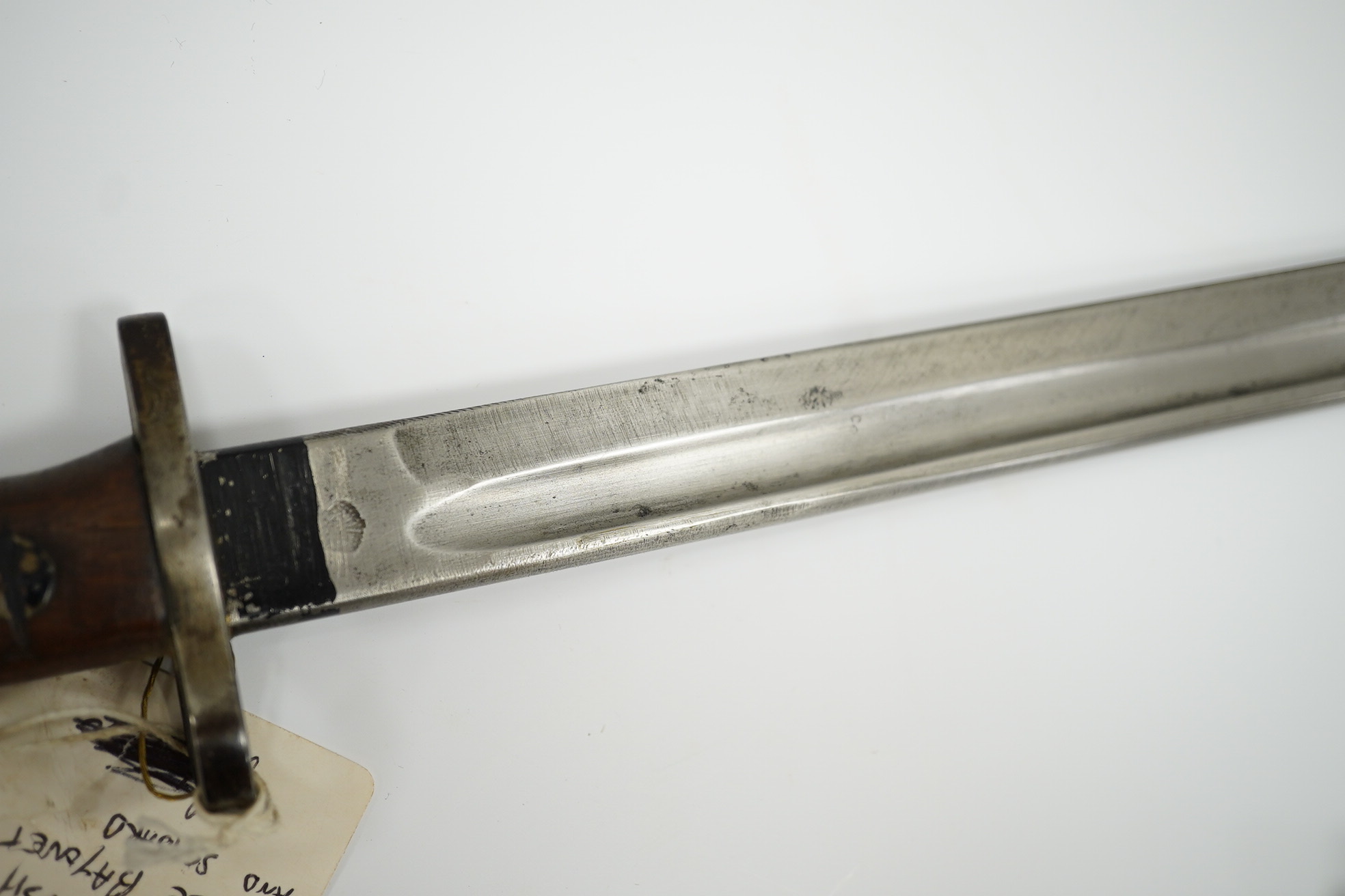 A 1907 pattern bayonet, the blade with issue stamp for 1918, with regulation hilt and in its regulation leather scabbard. Condition - good